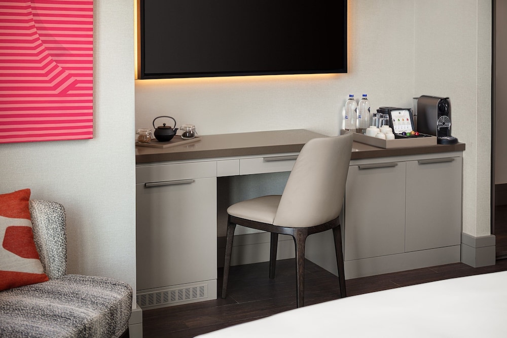 Deluxe Room, 1 King Bed thumbnail 5