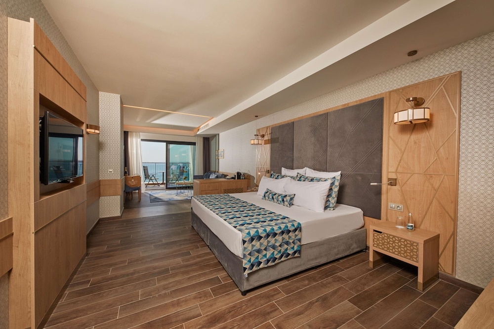Junior Suite, Balcony, Sea View (3 Adults - Preferred Club) photo 3