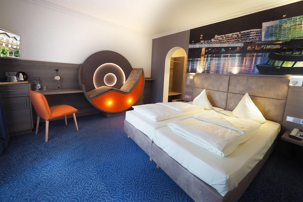 Design Suite, 1 King Bed, Balcony, Garden View photo 2