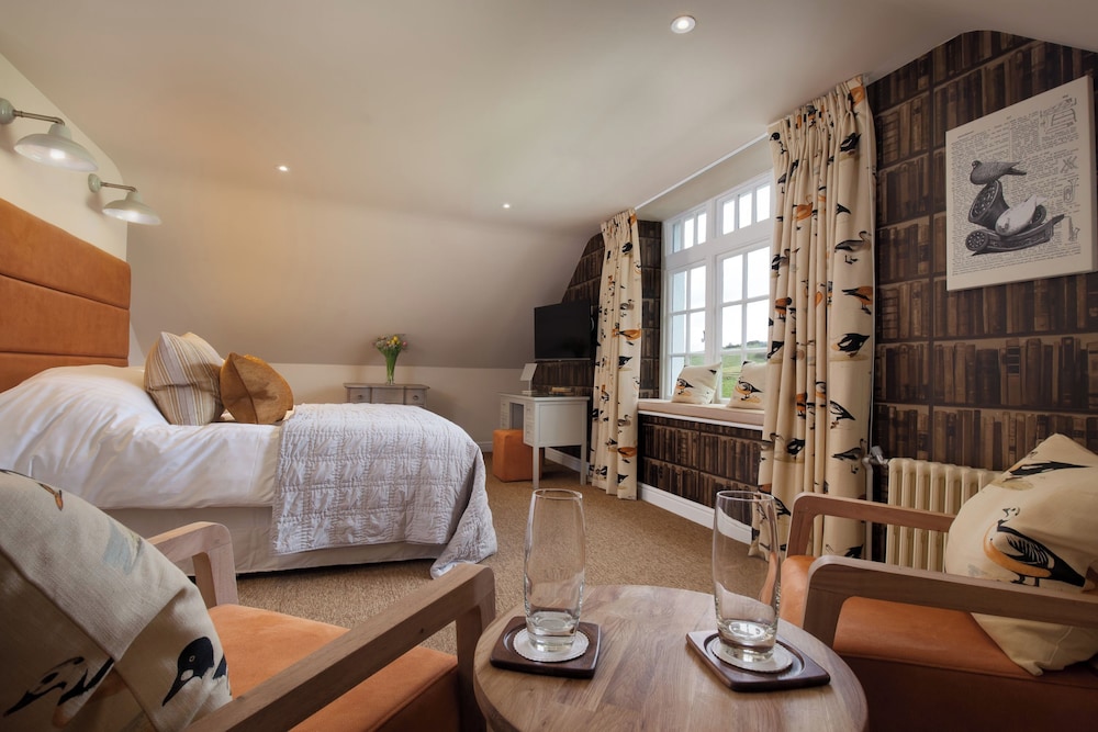 Superior Room, 1 King Bed photo 2