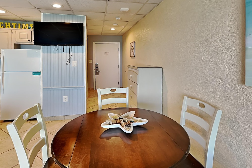 Studio Suite, 2 Double Beds, Patio, Ocean View (#107 - No Pets) photo 3