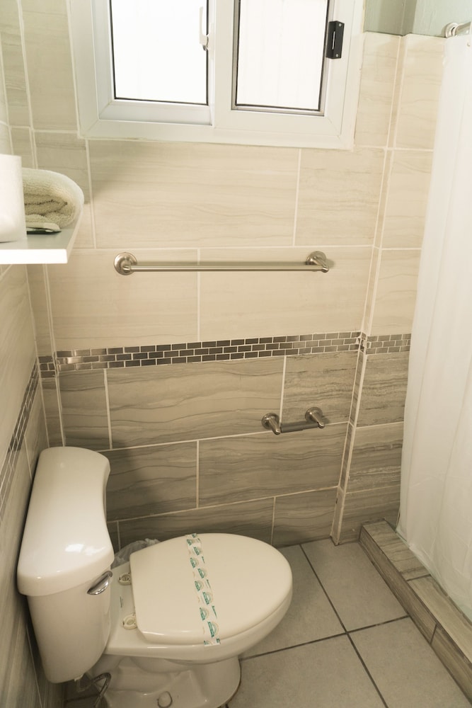 Business Room, 1 Queen Bed, Private Bathroom photo 3