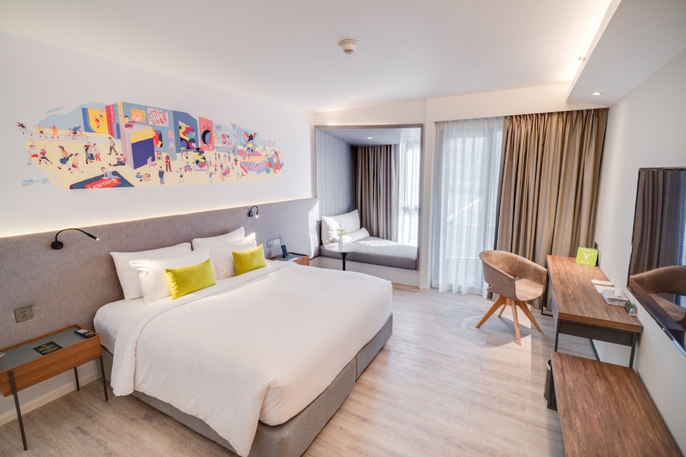 Deluxe King Room with City View photo 2