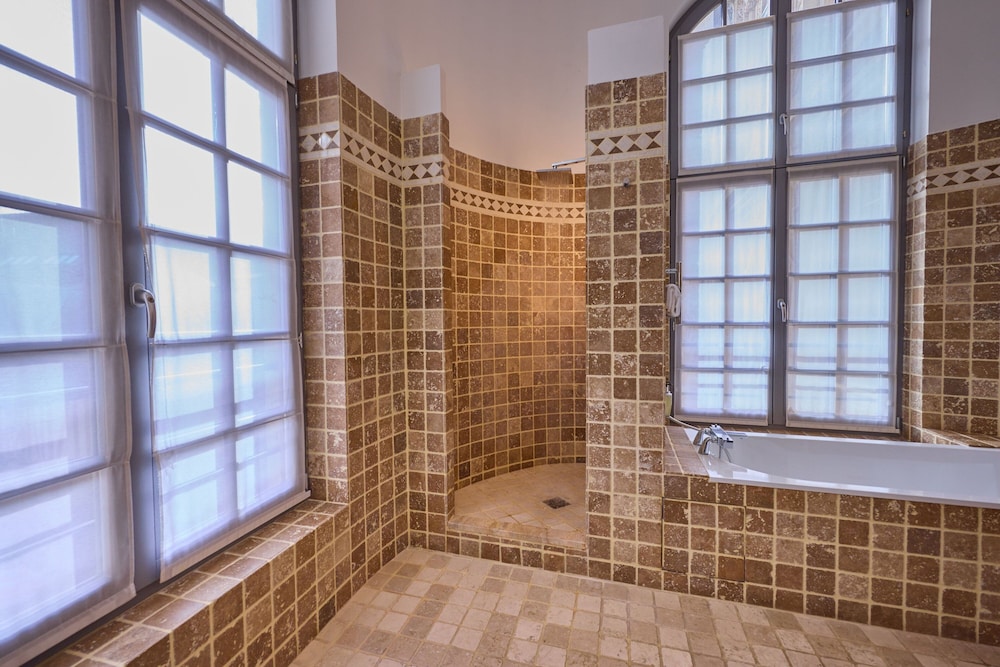 Prestige Suite - Photo 12