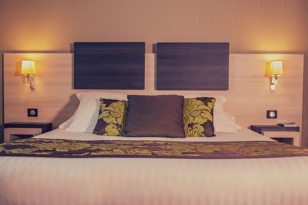 King Suite with Bathtub and Sofa Bed - Photo 4