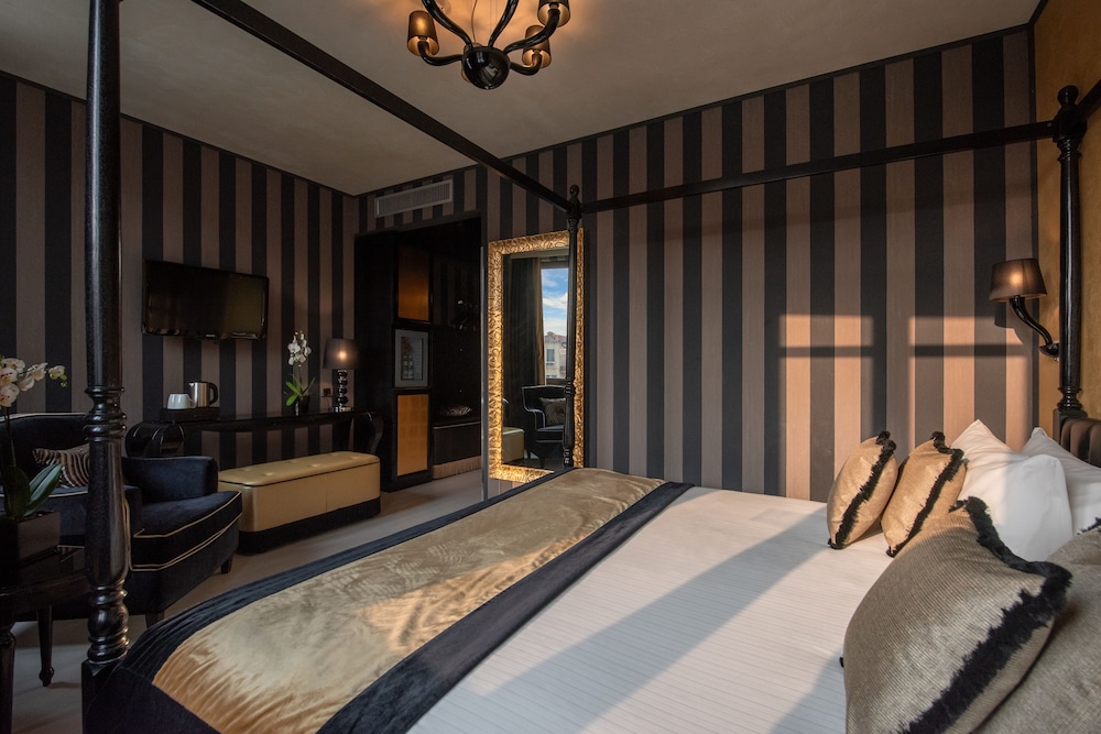 Superior Double or Twin Room, Canal View photo 3