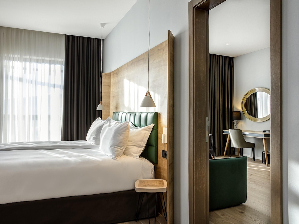Executive Suite, 1 King Bed, Balcony, Mountain View photo 1