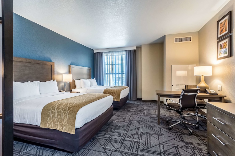Suite, Multiple Beds, Accessible, Non Smoking photo 2