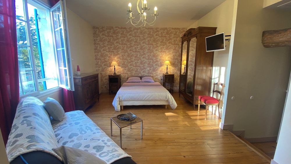 Family Room, 1 Queen Bed with Sofa bed, Ensuite photo 1