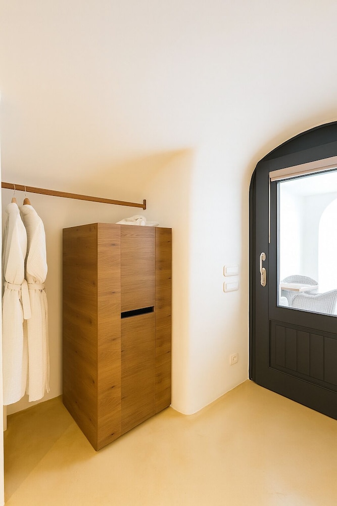 10 Cliff Cave Suite (Indoor Massage Pool)