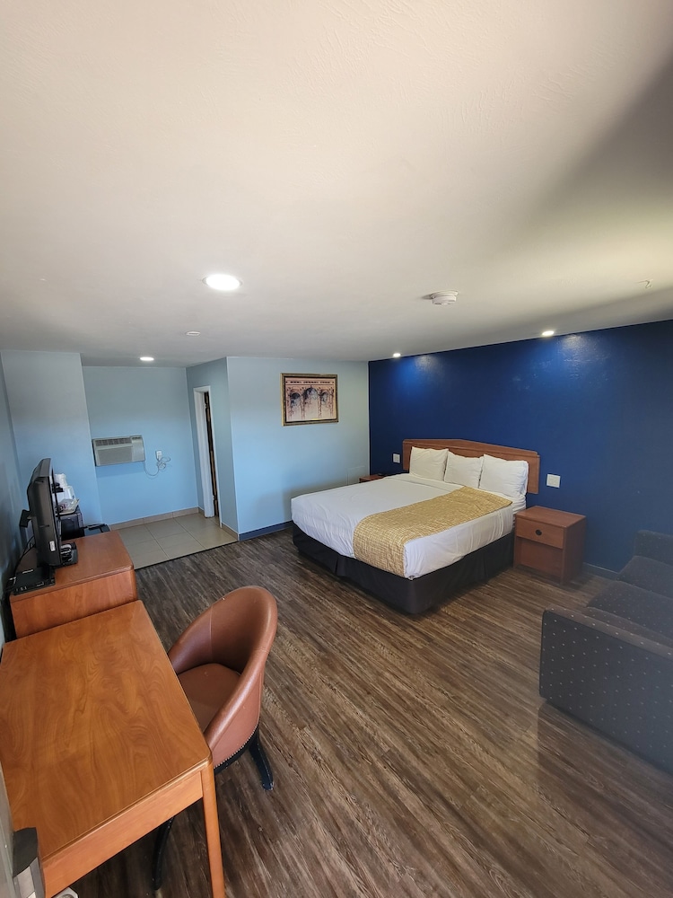 Room, 1 King Bed, Non Smoking - Photo 12
