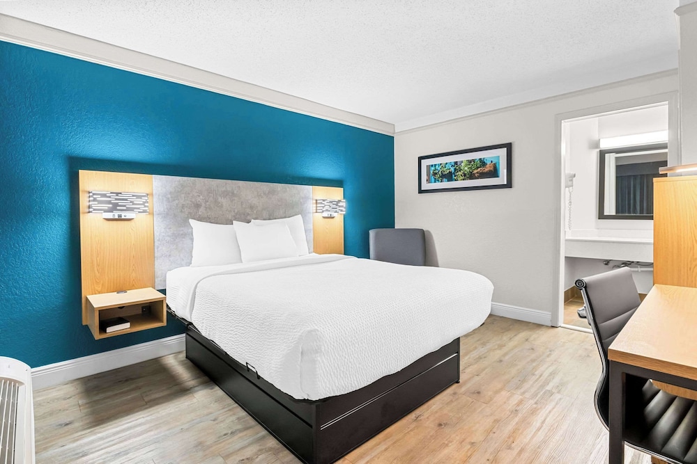 Standard Room, 1 Queen Bed, Non Smoking - Photo 1
