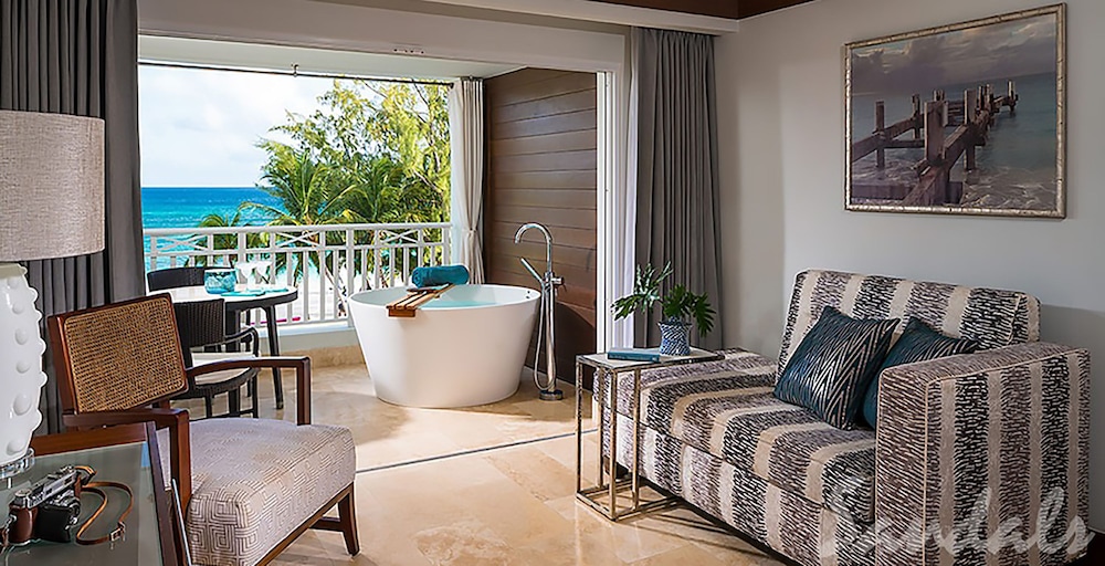 Club Suite, 1 Bedroom, Ocean View (Beachfront Club Level Suite) photo 2