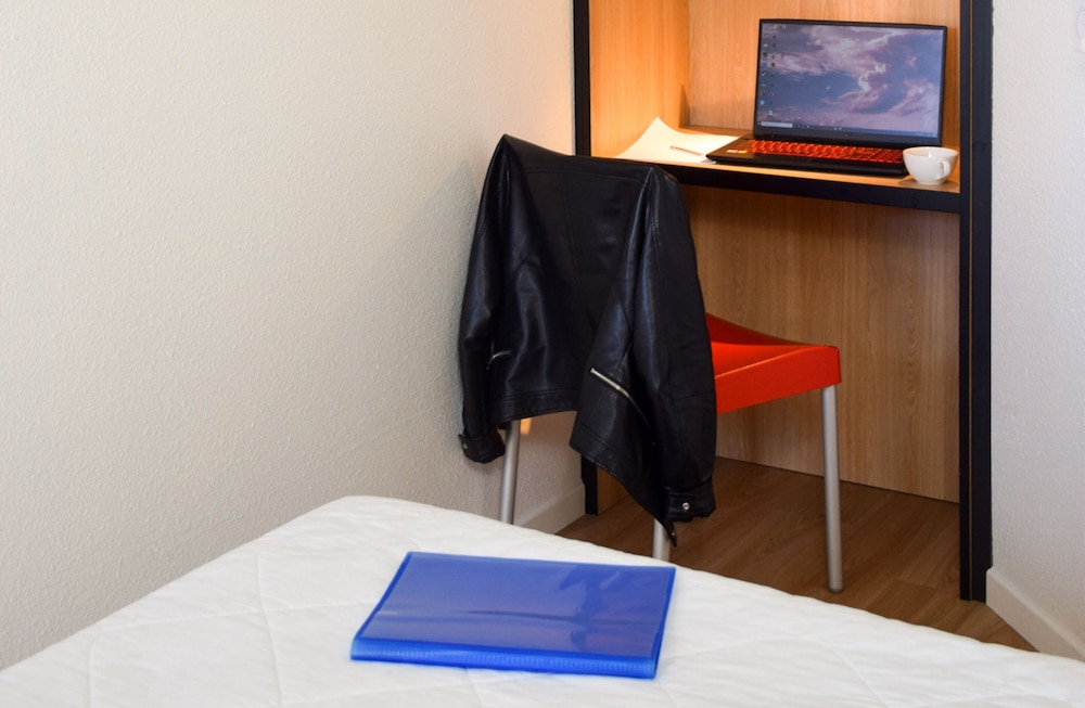 Standard Room, 3 Twin Beds photo 2