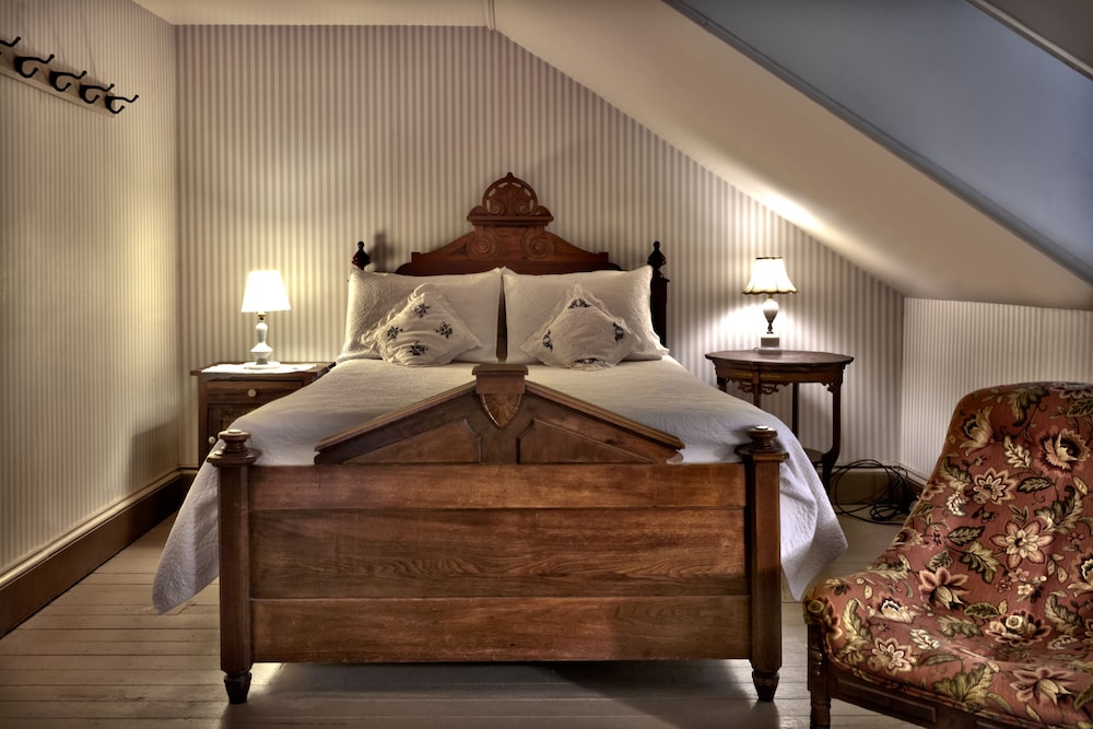 Standard Room, 1 Queen Bed photo 2