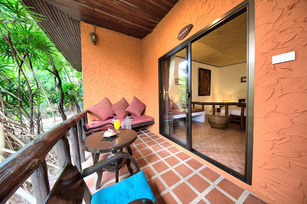 Deluxe Bungalow photo 2