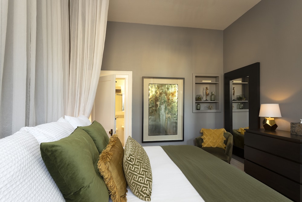 Romantic Apartment, 1 King Bed, Non Smoking, Fireplace (4TH) photo 2