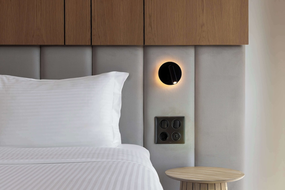 Deluxe Room, 1 Queen Bed, Jetted Tub, City View thumbnail 6
