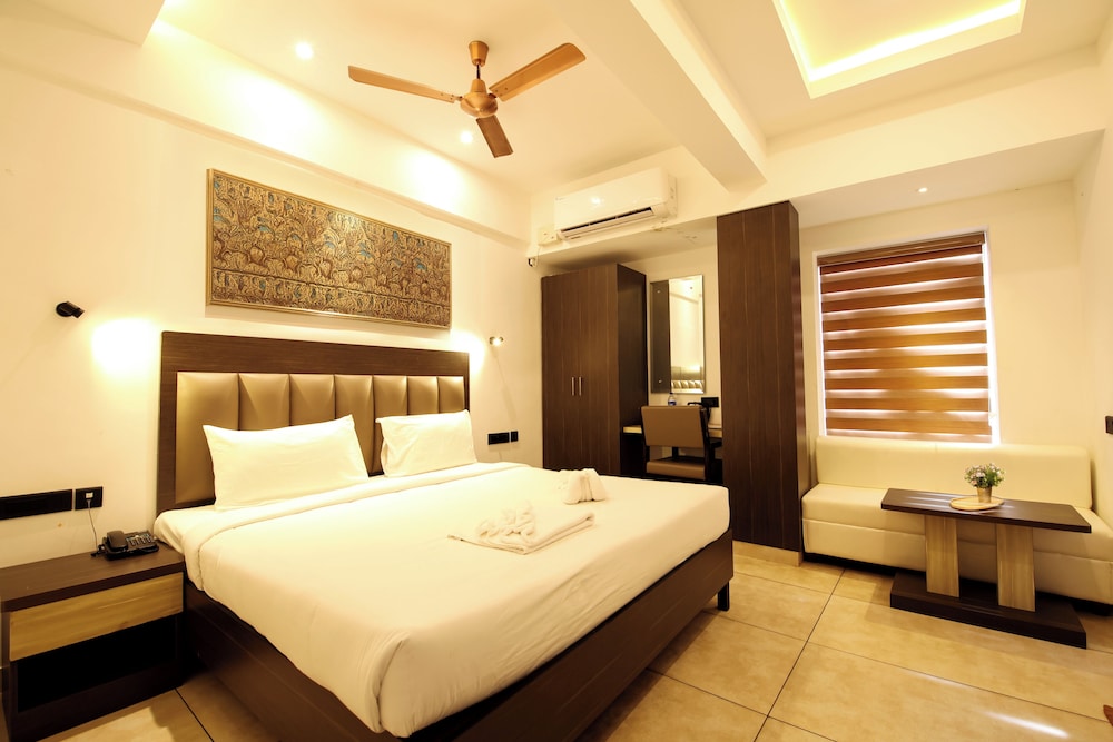 Superior Room, 1 King Bed, Non Smoking, City View photo 1