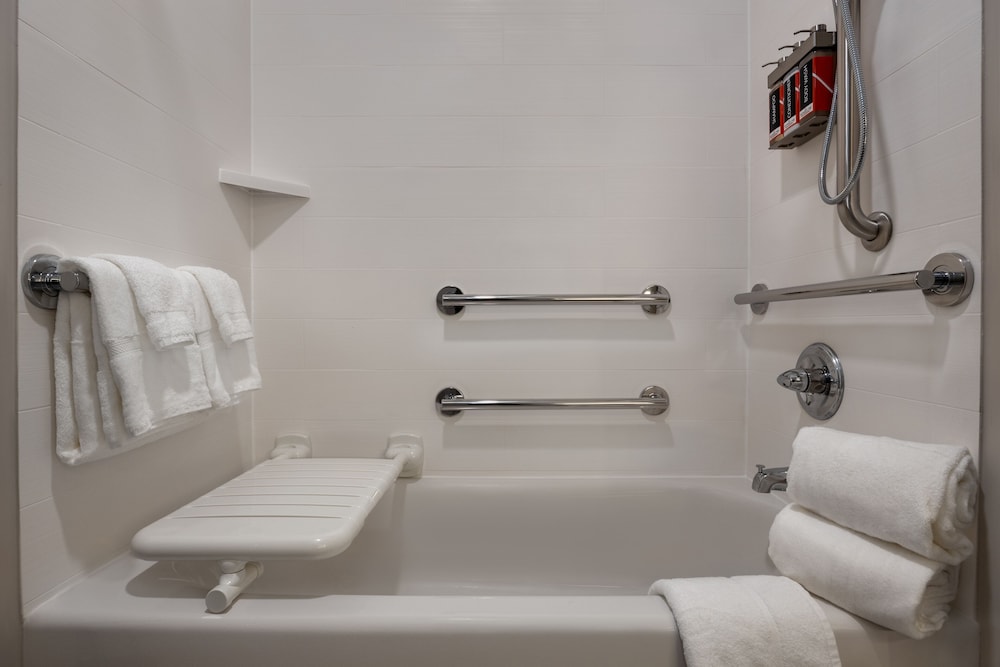 1 King Bed (Mobility Tub), Accessible Room photo 3