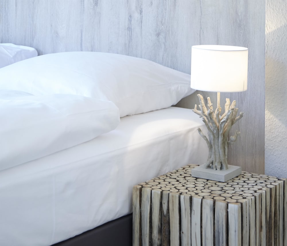 Standard Room, 3 Twin Beds thumbnail 6