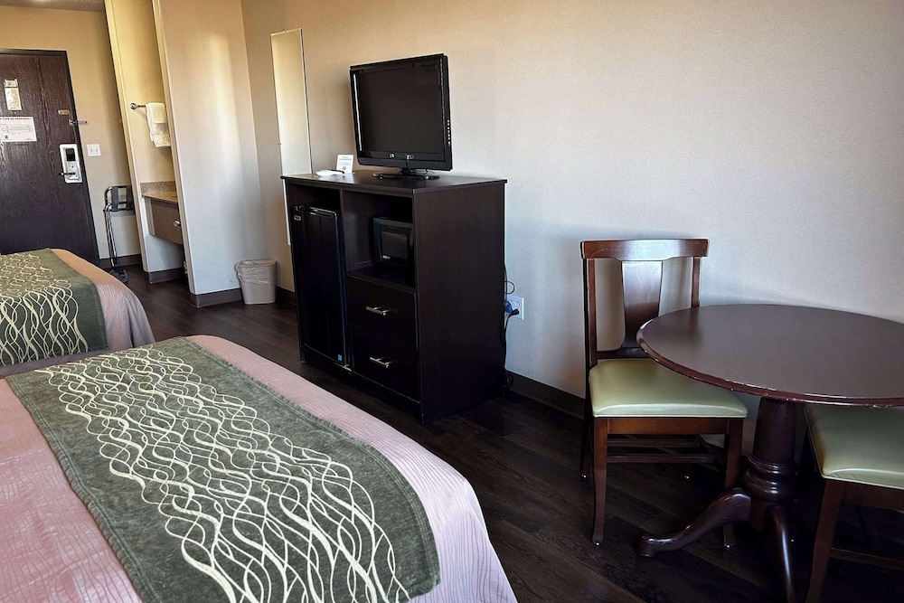 Room, 2 Queen Beds, Non Smoking (Efficiency) - Photo 5