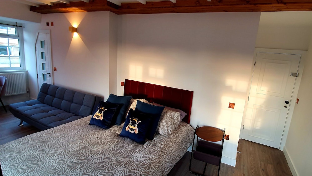 Deluxe Suite, Hot Tub, City View (2nd Floor)