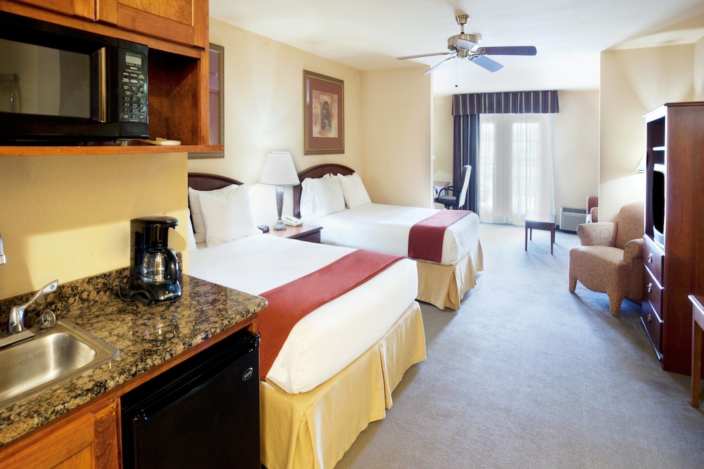 Suite, 2 Queen Beds - Photo 2