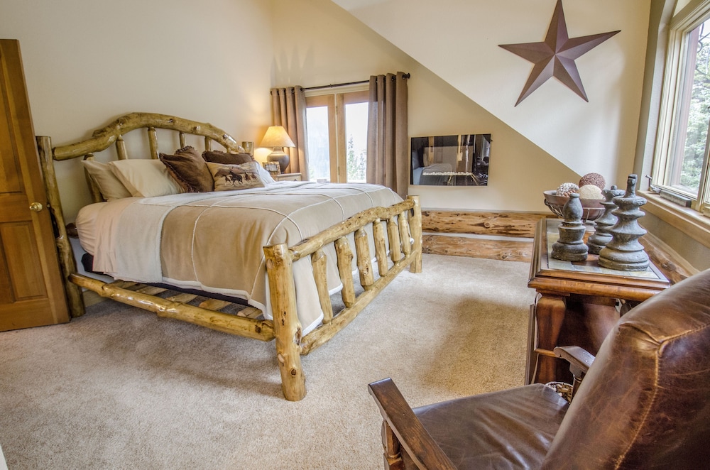 Luxury Room, 1 King Bed, Balcony, Mountain View