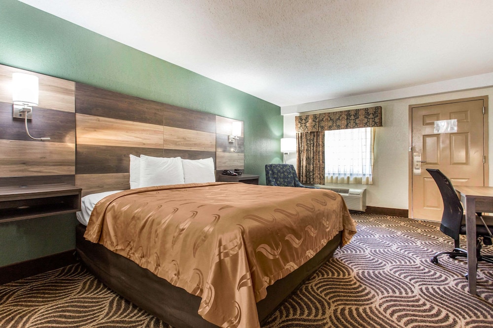 Standard Room, 1 King Bed, Non Smoking - Photo 1