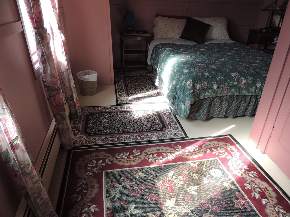 Room, 1 Queen Bed (Rose Room) photo 1