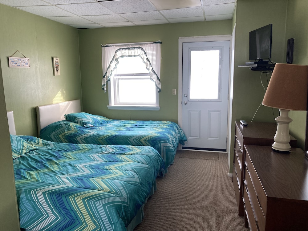 Basic Room, 2 Double Beds photo 3
