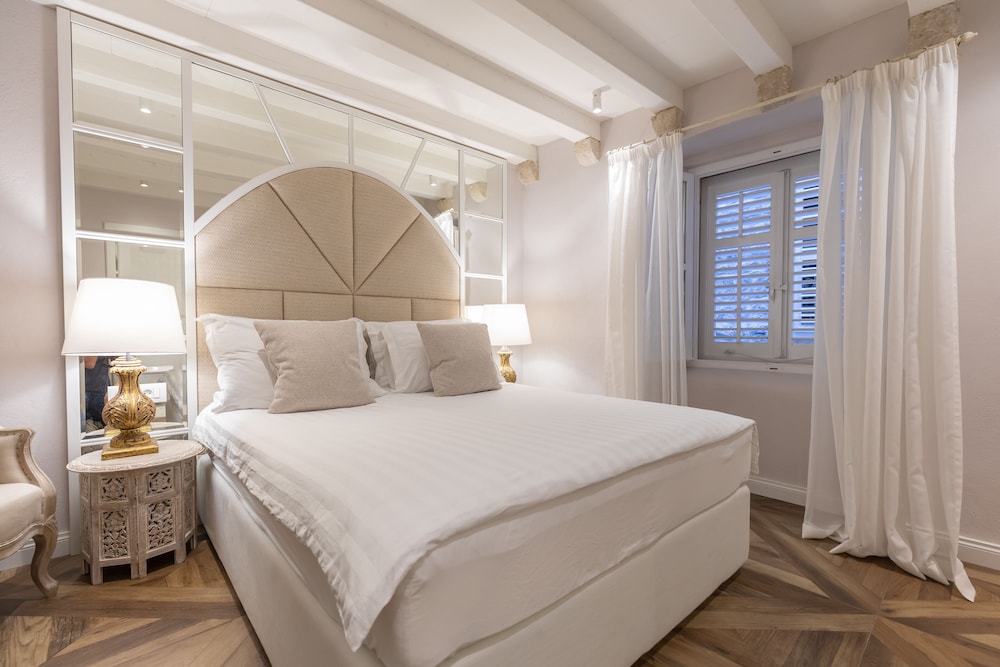 Deluxe Room, Annex Building