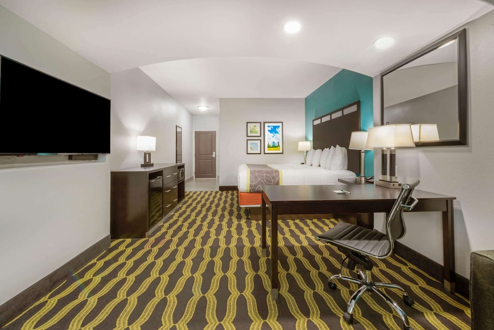 Executive Room, 1 King Bed, Accessible, Non Smoking (Mobility/Hearing, Roll-In-Shower) photo 2