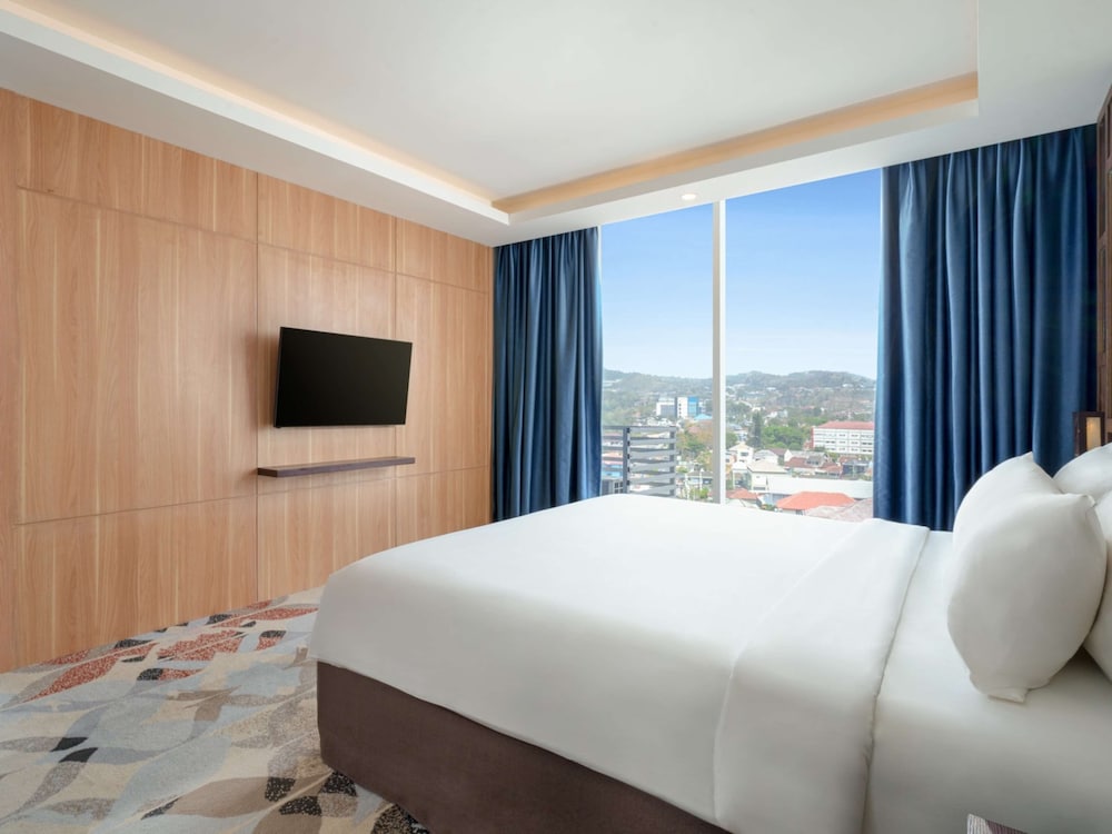 Junior Suite, 1 King Bed, Bathtub, City View - Photo 1