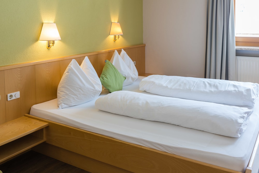 Basic Apartment, 1 Queen Bed with Sofa bed, Kitchenette (cleaning fee 60€) photo 2