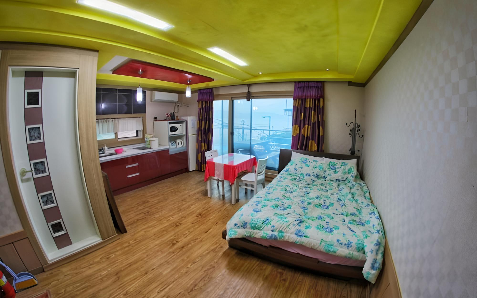 Room (Lovely) - Photo 1
