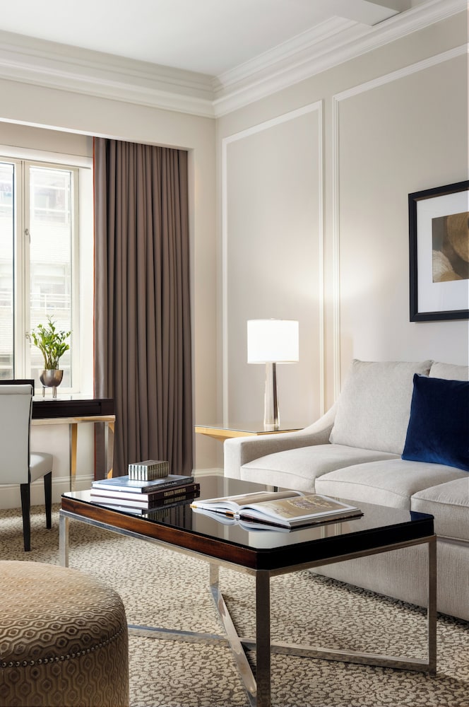 Suite, 1 King Bed, Accessible (Madison Suite) thumbnail 6