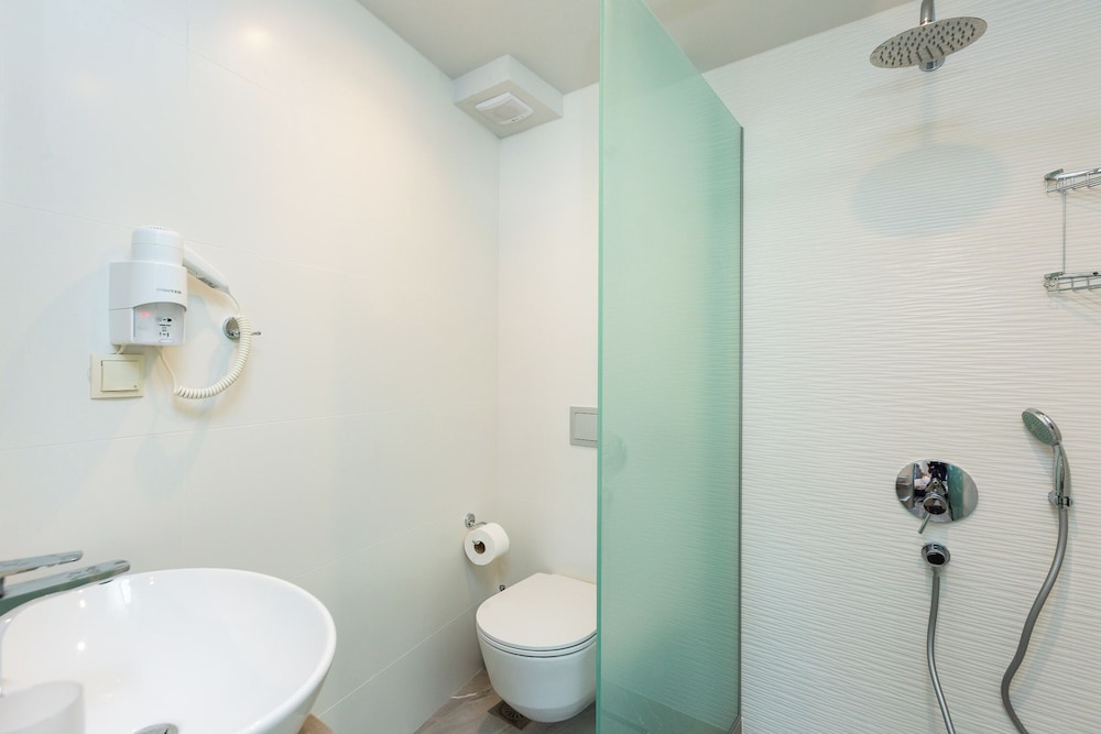 Deluxe Studio with Side Sea View 2\-3 Pax photo 3