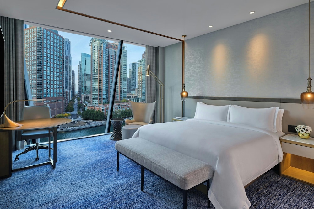 Grand Room, 1 King Bed, River View (Mobility Accessible, Tub)