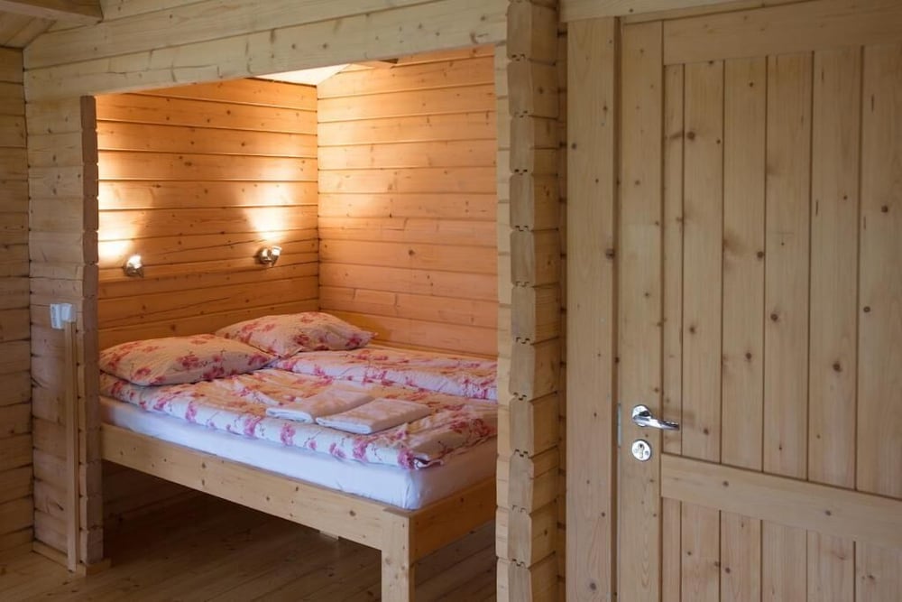 Basic Quadruple Room, 2 Queen Beds in 1 Hut, Private Bathroom photo 3