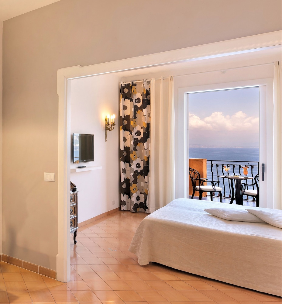 Deluxe Double or Twin Room, Balcony, Sea View - Photo 3