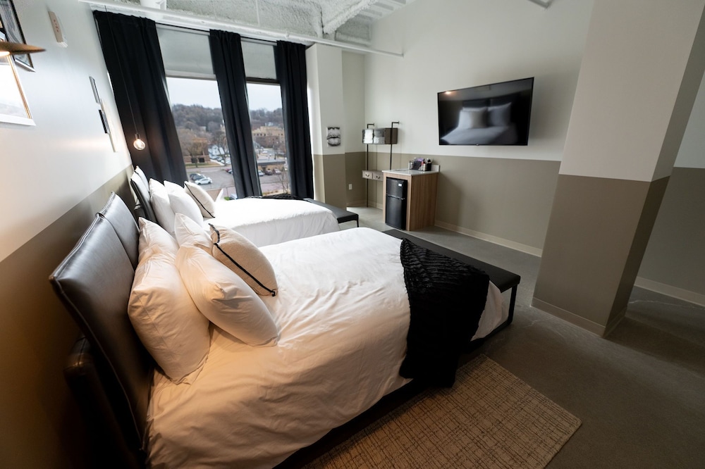 Room, 2 Queen Beds photo 3