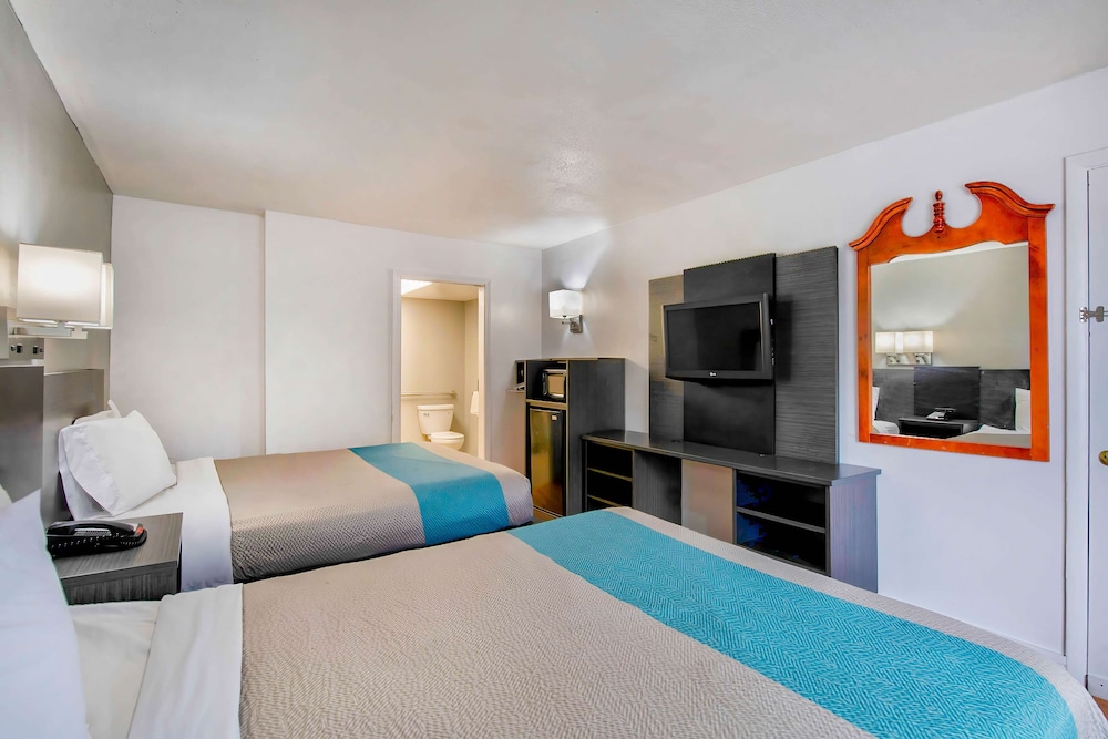 Deluxe Room, 2 Queen Beds, Smoking, Refrigerator & Microwave photo 3
