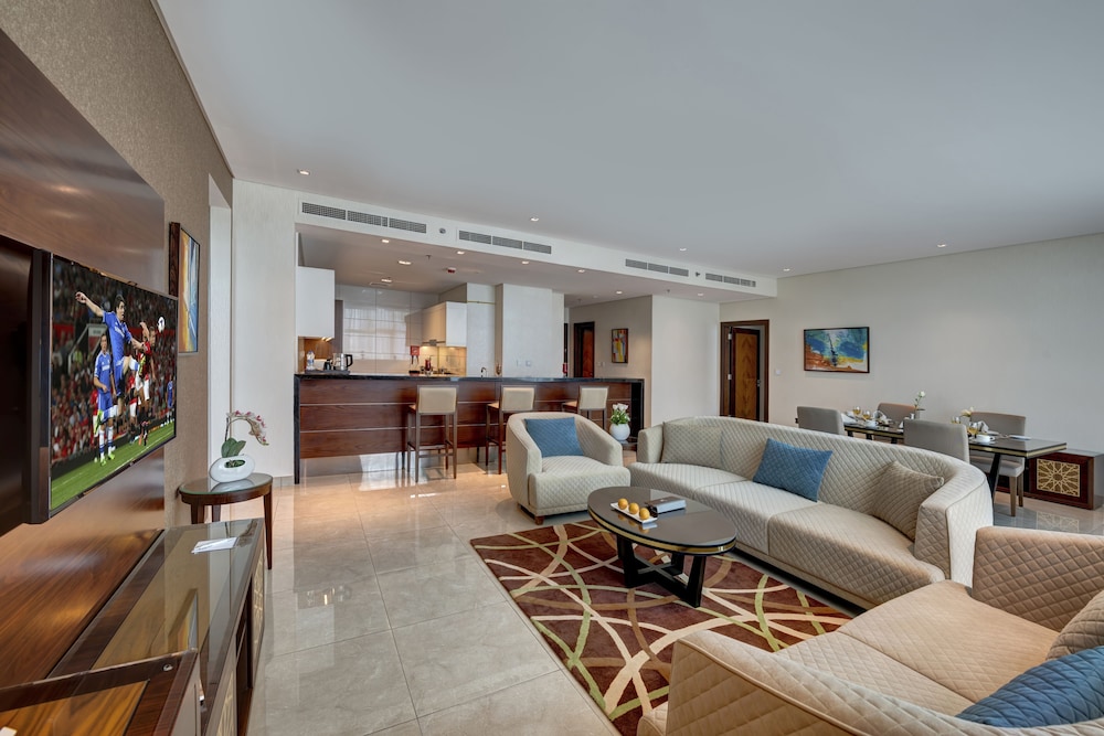 Three Bedroom Apartment Canal View thumbnail 5