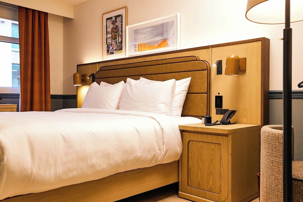 Room, 1 King Bed (Swanky King) - Photo 11