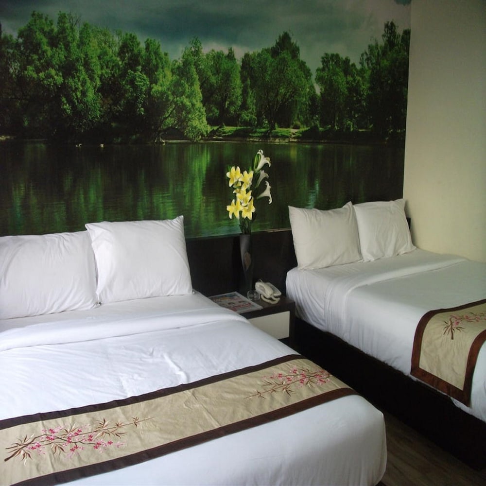 Family Quadruple Room, 2 Queen Beds, City View photo 2