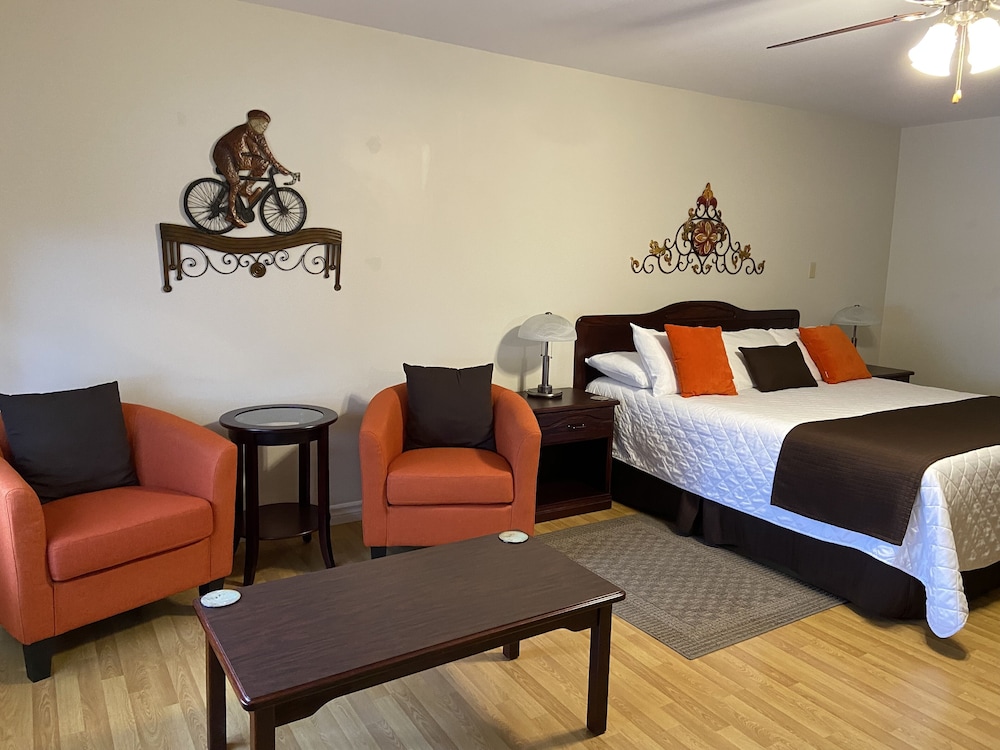 Suite, 1 King Bed (Main Floor)