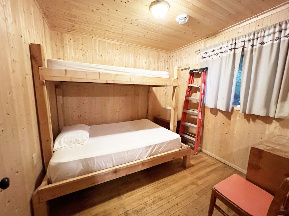 Economy Cabin (C) photo 1