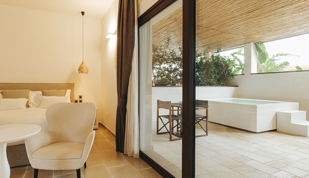Suite, Hot Tub - Photo 9